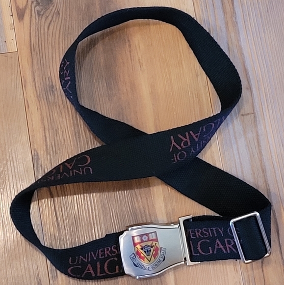 UNIVERSITY OF CALGARY Fabric Woven Belt with U OF C Coat of Arms Buckle - Picture 2 of 9